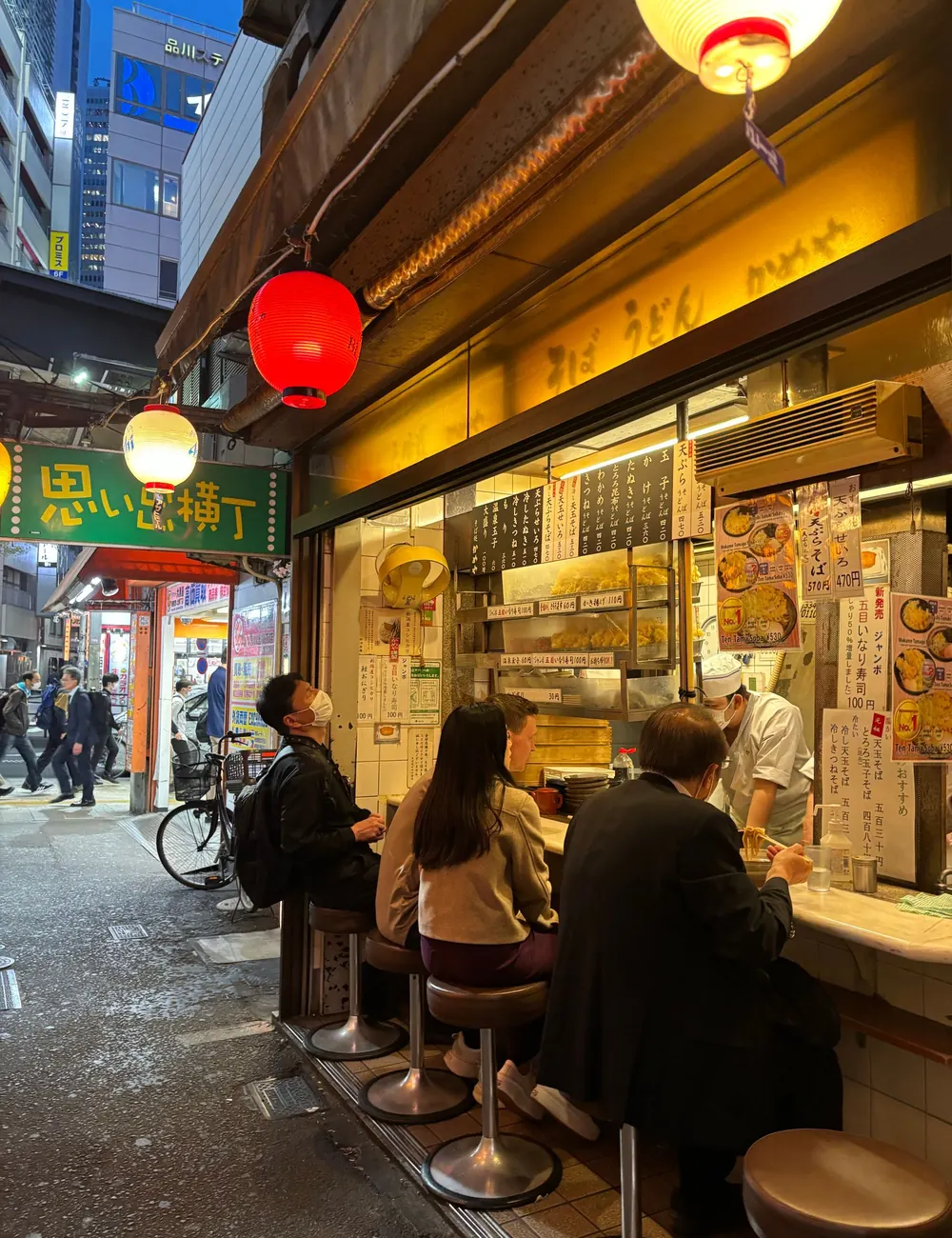 A full house late at night under the lanterns